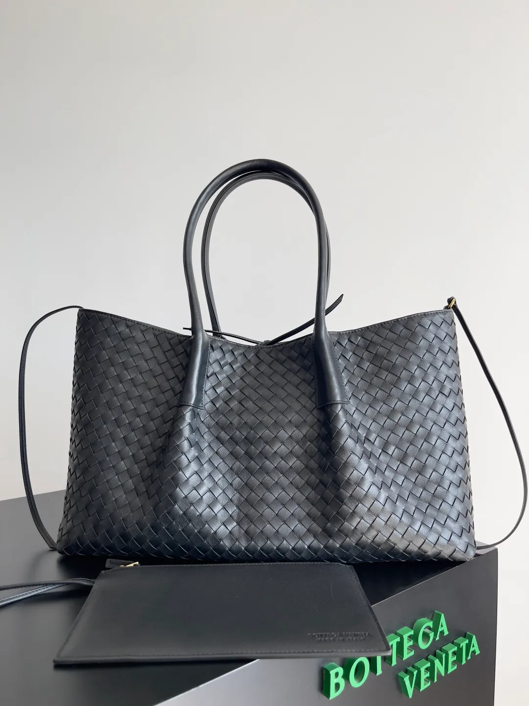 Batch 2660 Bottega Veneta 2025 new product PINACOTECA bag, iconic weaving process, skillfully crafted with 10mm Intrecciato process and equipped with suede lining. Four small strips of leather add character to the design and make the bag more stable. Relaxed yet sophisticated, casual yet refined, suede lining and double-sided design, suitable for shoulder and hand carry. The four straps can be adjusted into different shapes. One pack can be switched between two uses, easily integrating into your daily rhythm. Style number: 817166 Size: 43*23*17.5cm